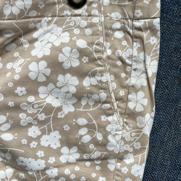 GAP SHORTS SIZE 4 - Picture 4 of 11